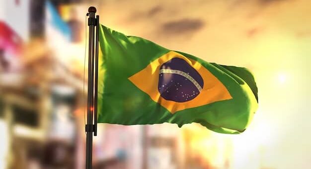 Bandeira do Brasil hasteada ao vento em comemoração ao feriado do dia 15 de Novembro, onde se comemora a Proclamação da República
