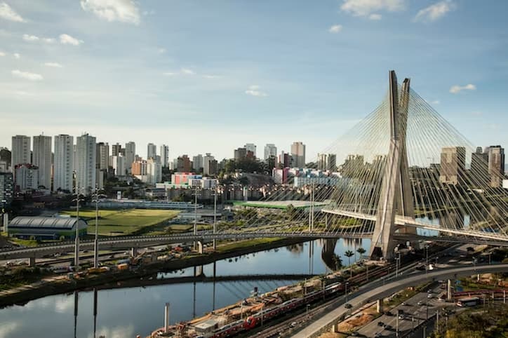 Vista da ponte Octavio Frias em São Paulo para ilustrar o feriado do dia 25 de janeiro, onde se comemora o aniversário da cidade.
